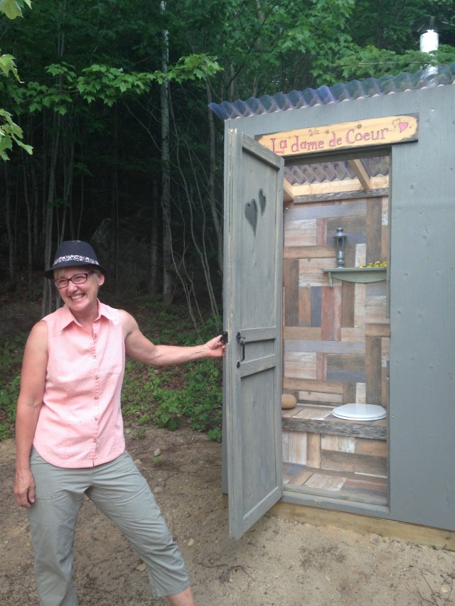 Denise Hovington qui montre une toilette sèche MEB