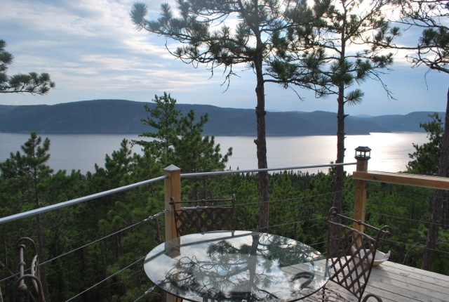 Terrasse avec vue sur le Saguenay (c) MEB